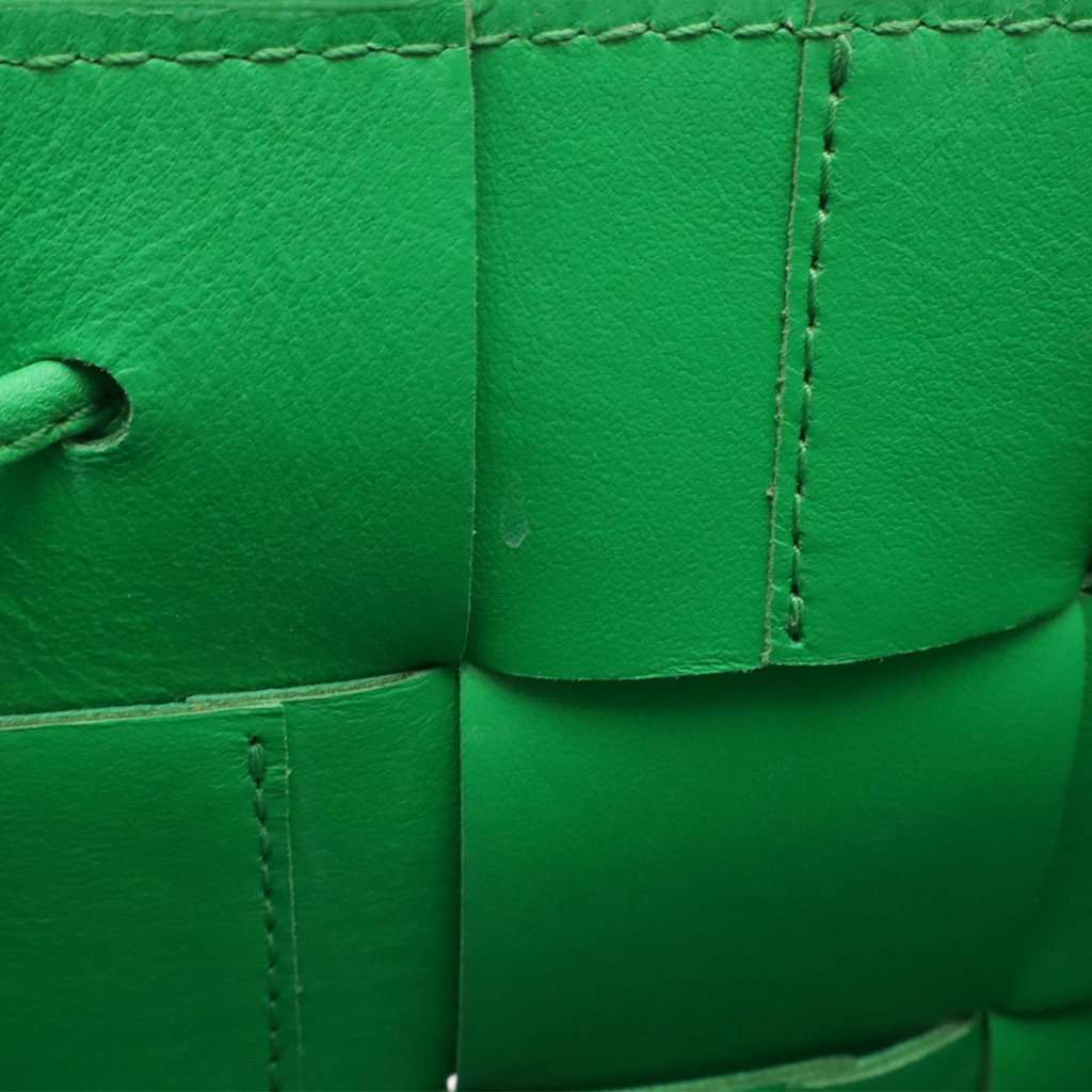 Bottega Veneta Small Nappa Maxi Intrecciato Cassette Bucket Bag Green Leather Very good condition - Model View