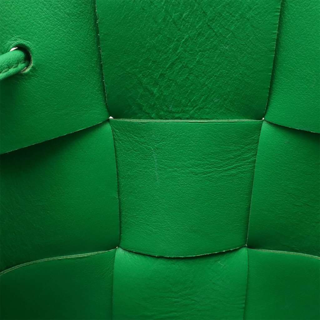 Bottega Veneta Small Nappa Maxi Intrecciato Cassette Bucket Bag Green Leather Very good condition - Box View