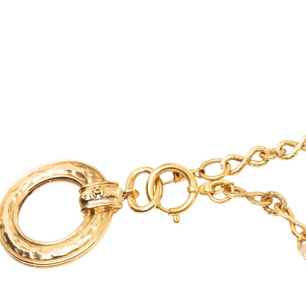 Chanel CC Gold Plated Hammered Round Pendant Necklace Gold Metal Very good condition - Model View
