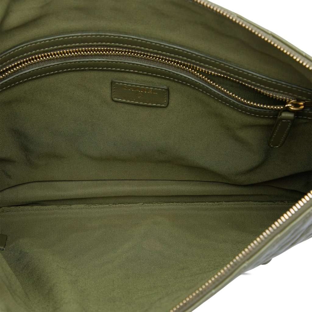 Chanel Large CC Chevron Calfskin O Case Clutch Green Leather Very good - Model View
