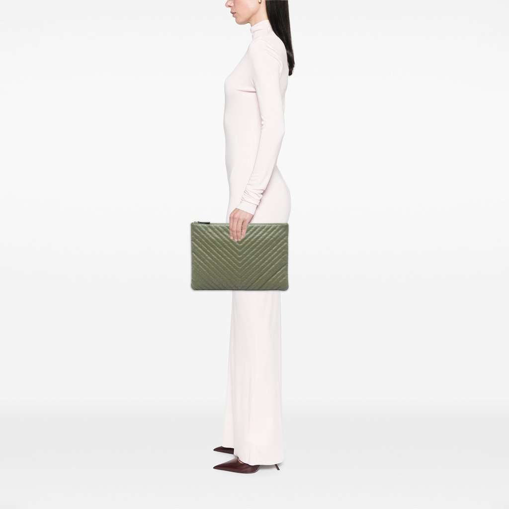 Chanel Large CC Chevron Calfskin O Case Clutch Green Leather Very good - Box View