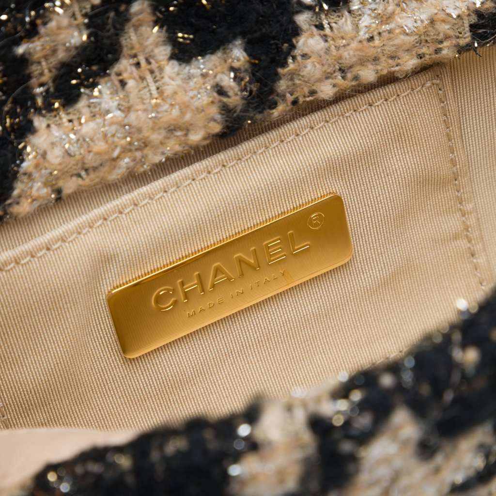 Chanel Houndstooth Tweed 19 Belt Bag Beige Very good condition - Box View