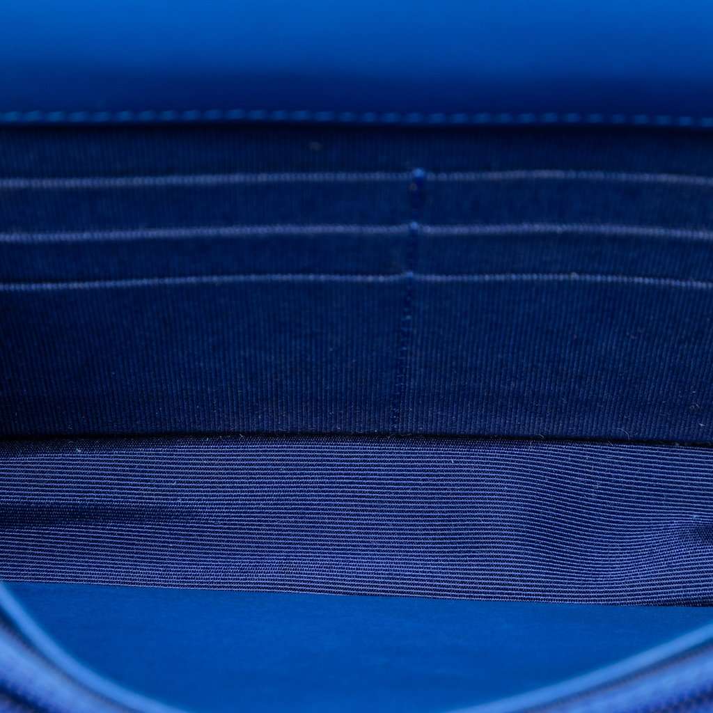 Chanel CC Quilted Patent Incognito Wallet On Chain Blue Leather Very good condition - Model View