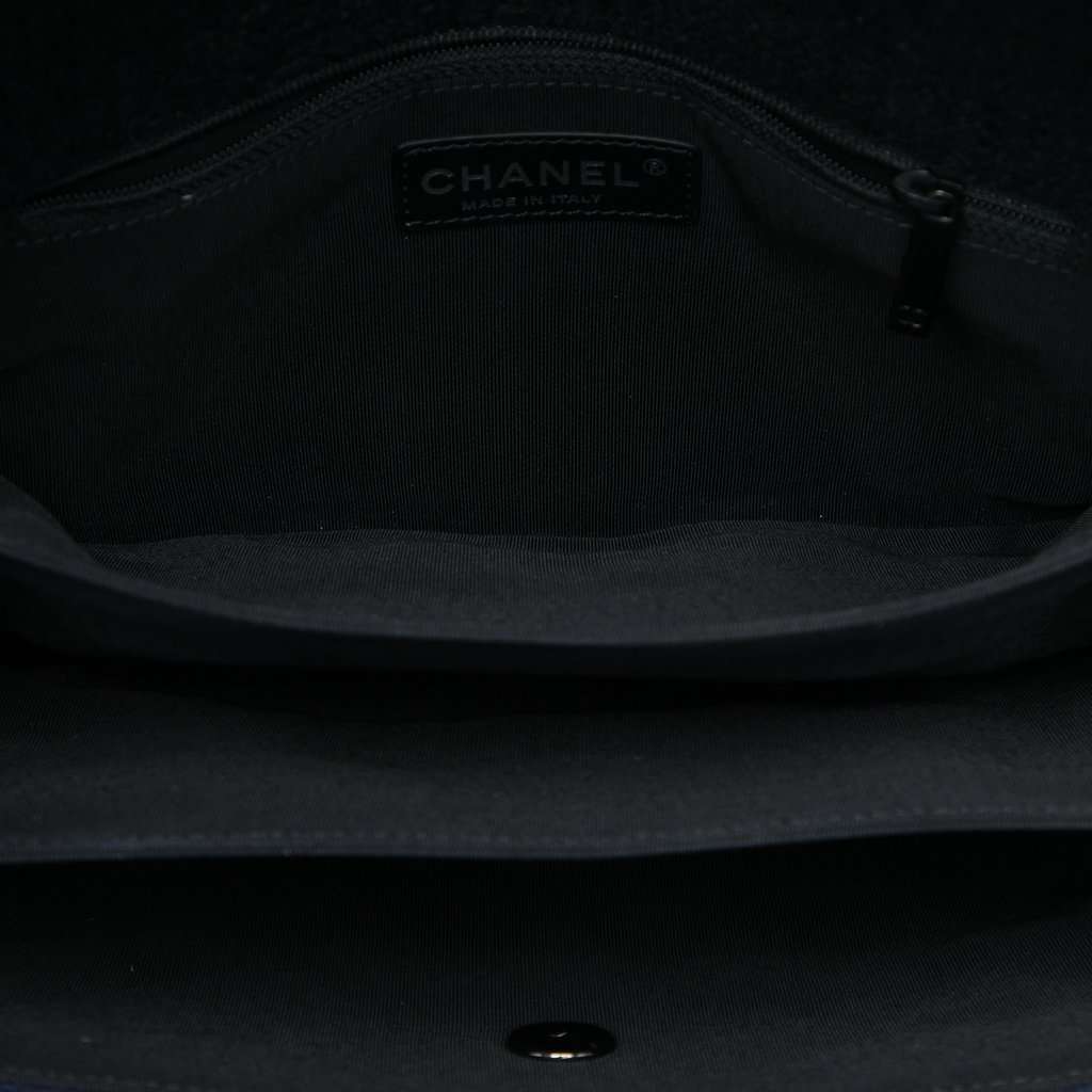 Chanel CC Quilted Tweed Accordion Flap Blue Very good condition - Model View