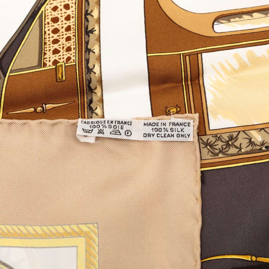 Hermès Les Voitures a Transformation Silk Scarf 90 White Very good condition - Box View