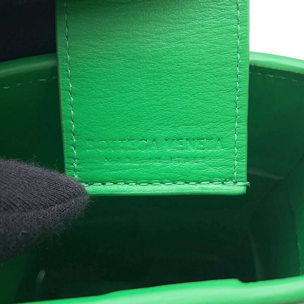 Bottega Veneta Nappa Maxi Intrecciato Cassette Phone Holder Green Leather Very good condition - Box View