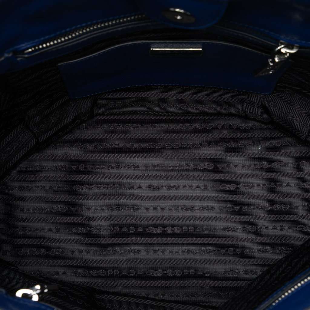 Prada Saffiano Soft Shopping Tote Blue Leather Very good condition - Model View