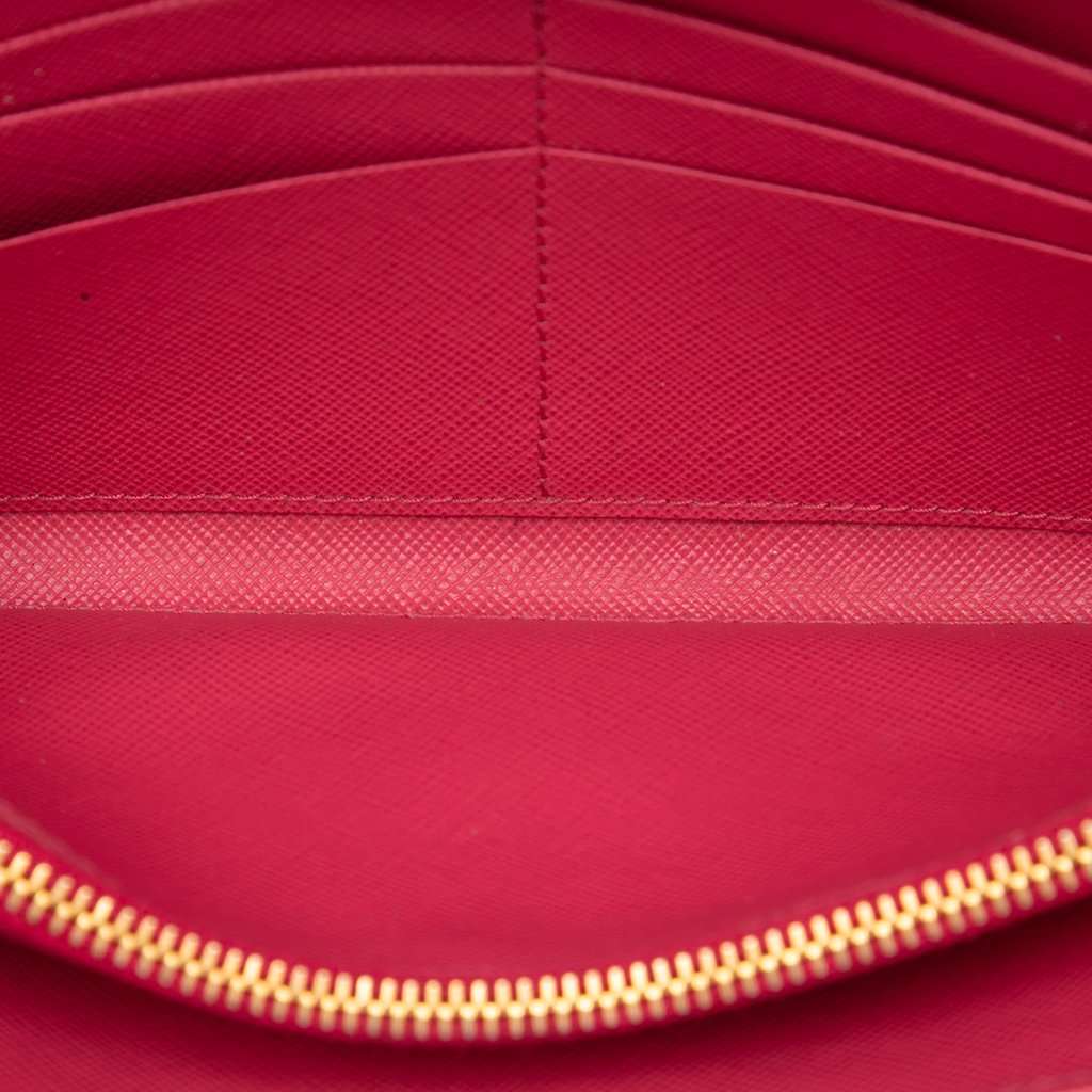 Prada Saffiano Wallet On Chain Pink Leather Very good condition - Model View