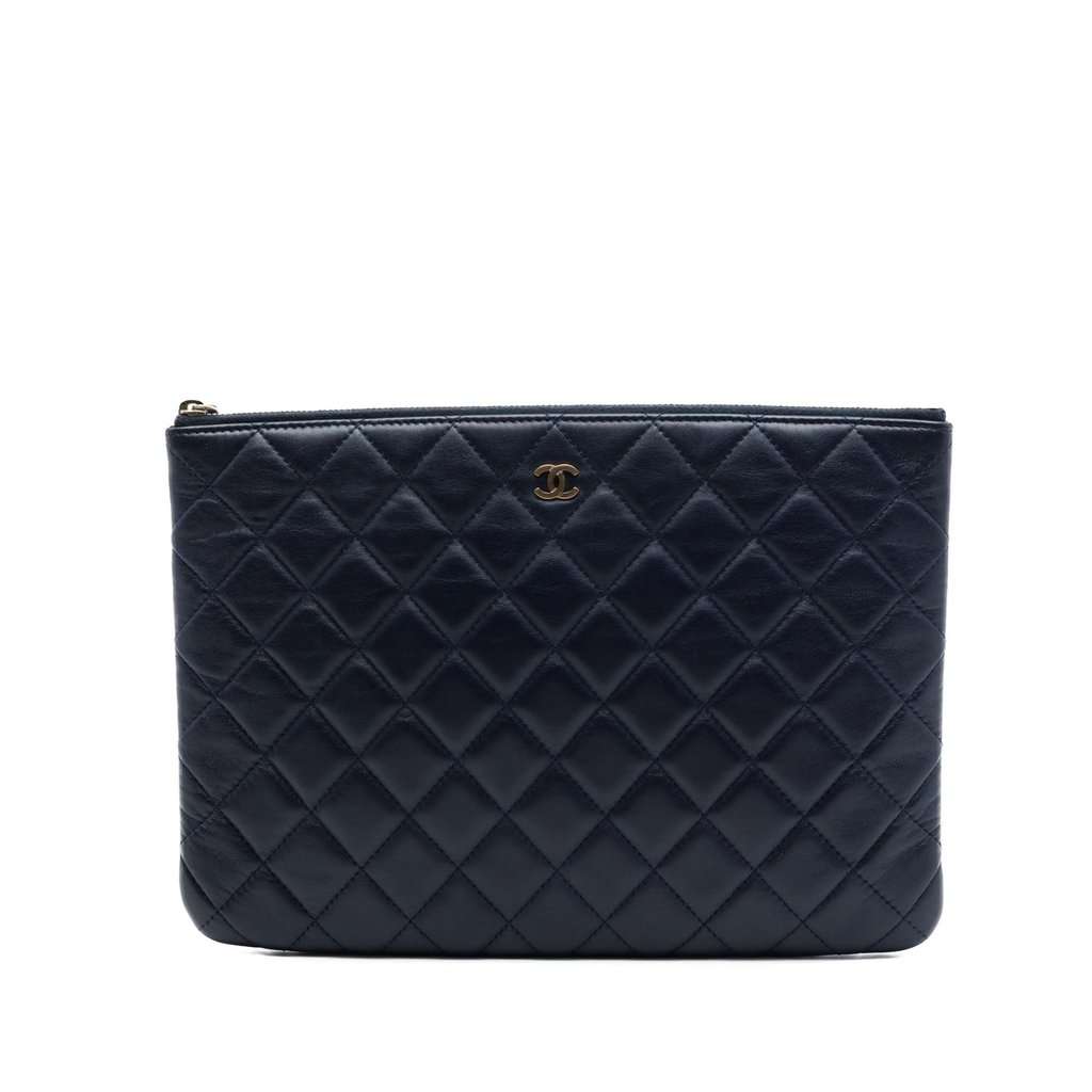 Chanel Medium Quilted Lambskin O Case Clutch Blue Leather Very good condition - Front View