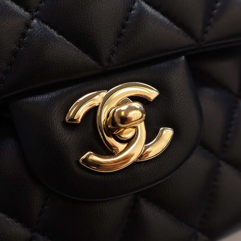 Chanel Medium Classic Lambskin Double Flap Black Leather Very good condition - Model View
