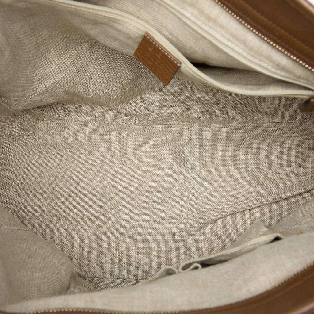 Gucci GG Canvas Bree Zippered Tote Beige Very good - Model View