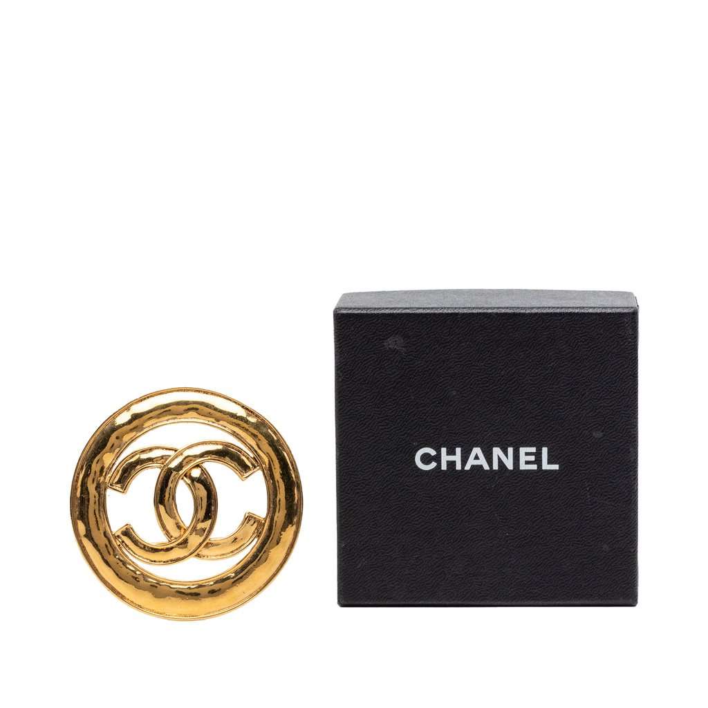 Chanel CC Gold Plated Cut Out Round Brooch Gold Metal Very good condition - Model View