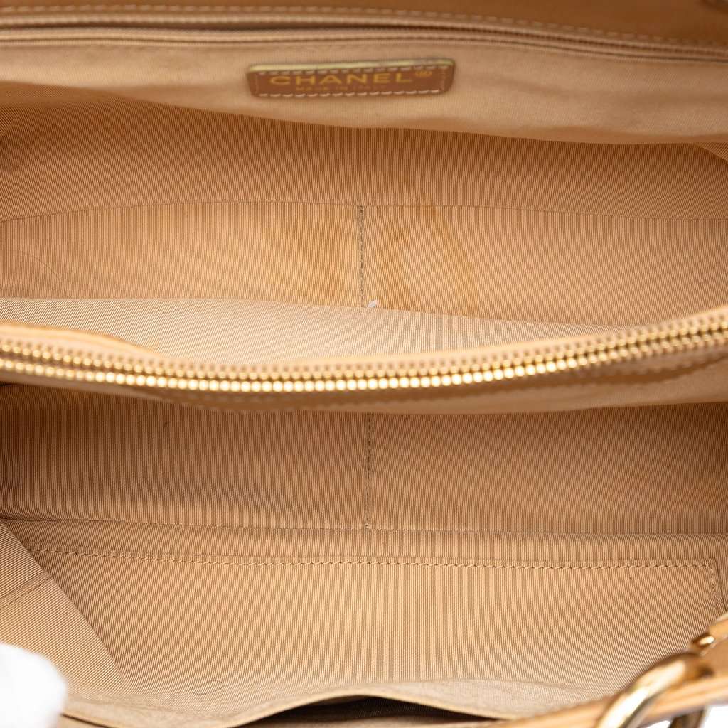 Chanel Caviar Grand Shopping Tote Beige Leather Very good condition - Model View
