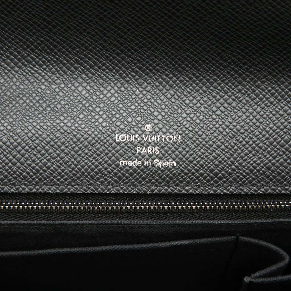 Louis Vuitton Taiga Belaia Clutch Black Leather Very good condition - Box View