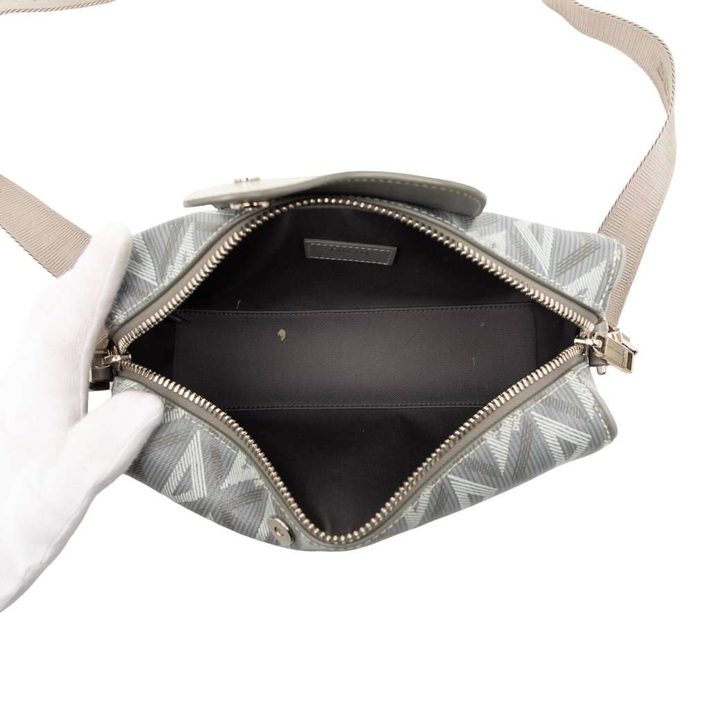 Dior CD Diamond Coated Canvas Lingot 22 Bag Green Very good condition - Model View