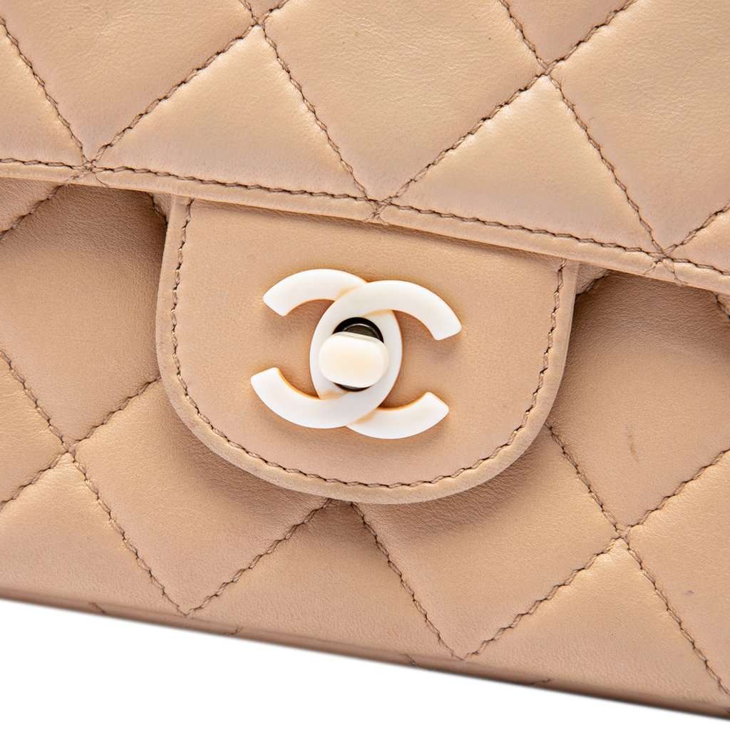 Chanel CC Quilted Lambskin Resin Chain Single Flap Beige Leather Very good condition - Box View