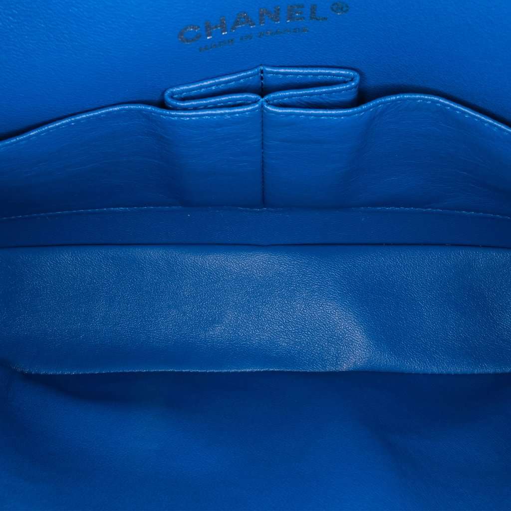 Chanel Medium Classic Chevron Caviar Double Flap Blue Leather Very good condition - Model View