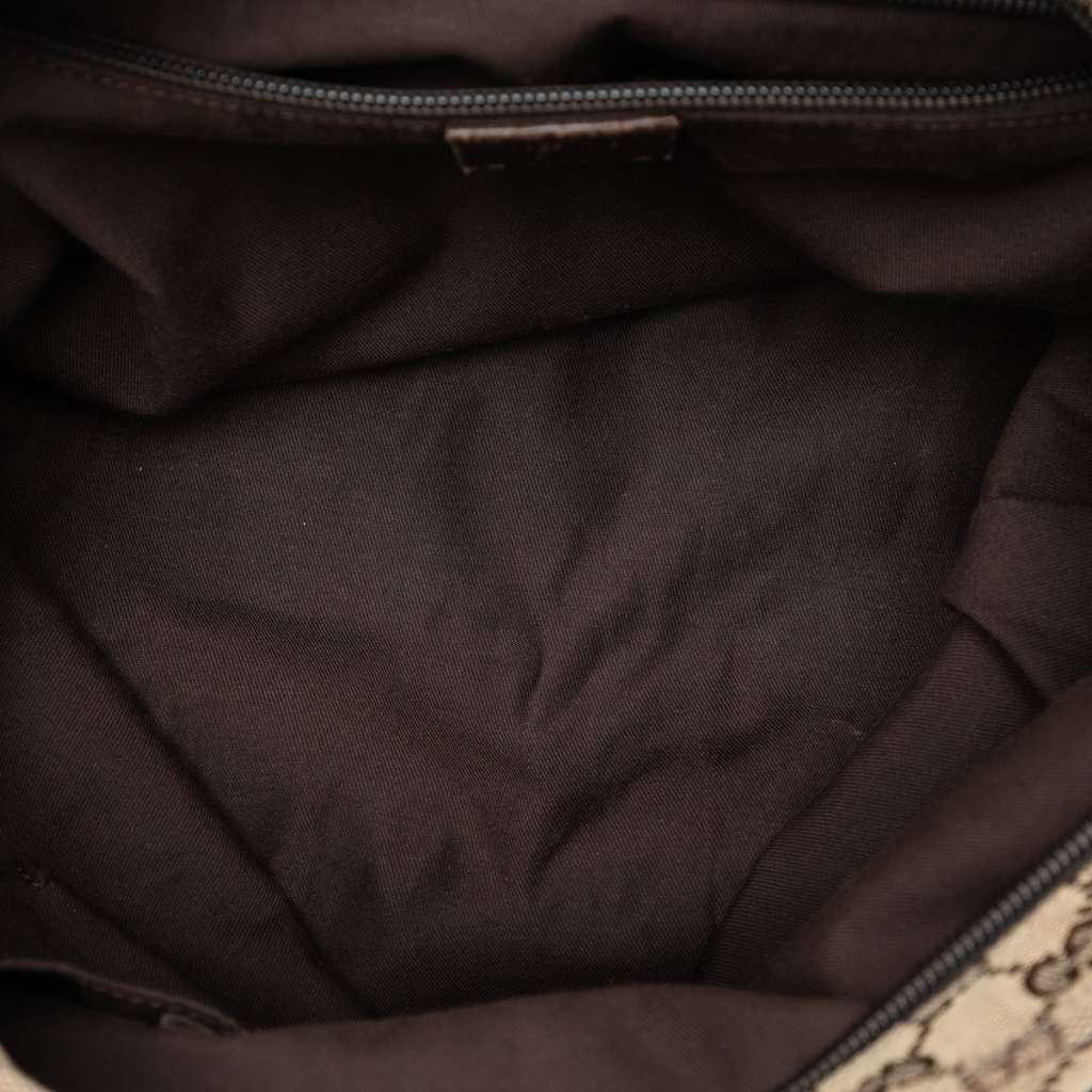 Gucci GG Canvas Web Crossbody Beige Very good - Model View