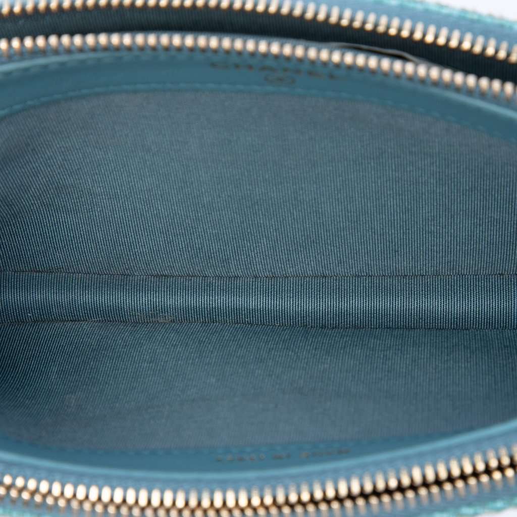 Chanel Raffia Deauville Double Zip Clutch with Chain Blue Very good condition - Model View