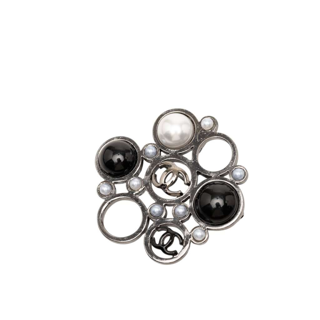 Chanel CC Brass Faux Pearl Pin Brooch Silver Metal Very good condition - Front View