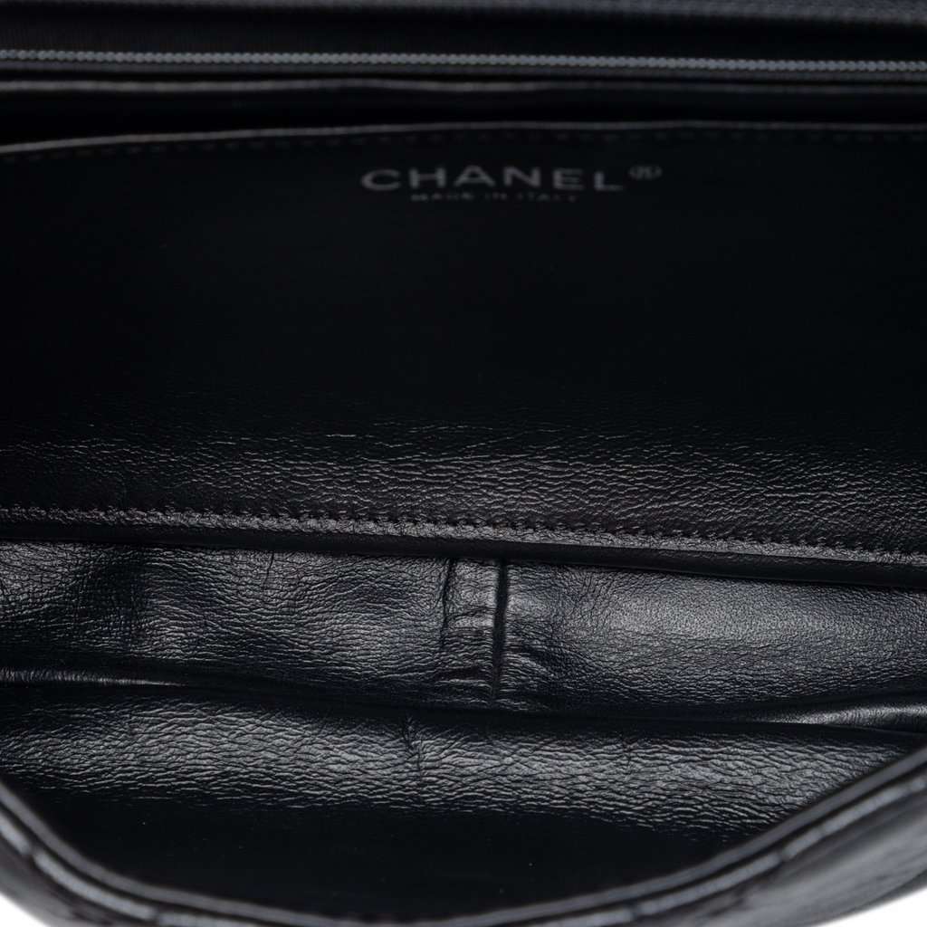 Chanel Quilted Iridescent Lambskin Reissue 2.55 Chain Flap Black Leather Very good condition - Model View
