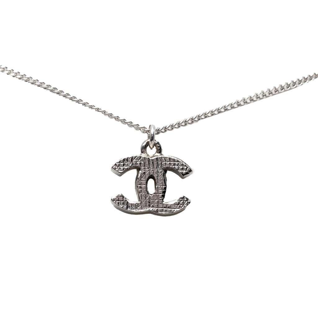 Chanel CC Brass Pendant Necklace Silver Metal Very good condition - Model View