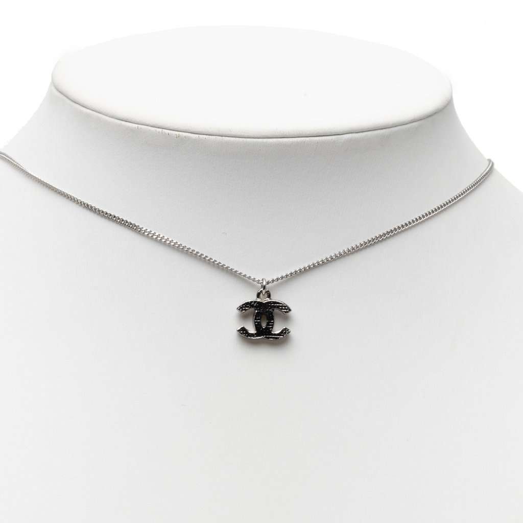 Chanel CC Brass Pendant Necklace Silver Metal Very good condition - Box View