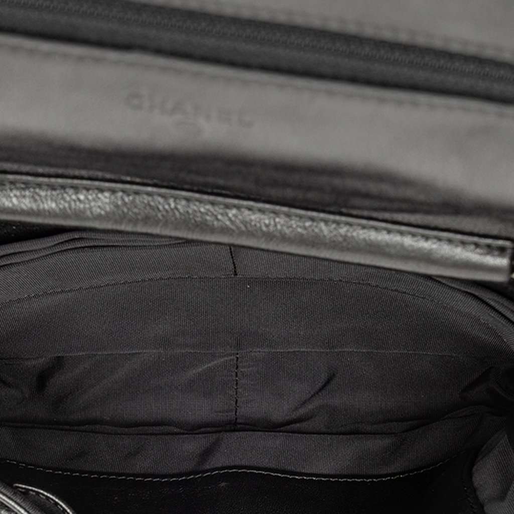 Chanel CC Quilted Lambskin Full Flap Wallet on Chain Black Leather Very good - Model View