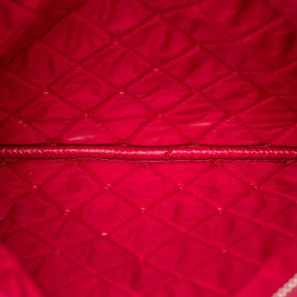 Chanel Small Quilted Patent O Case Clutch Red Leather Very good condition - Model View