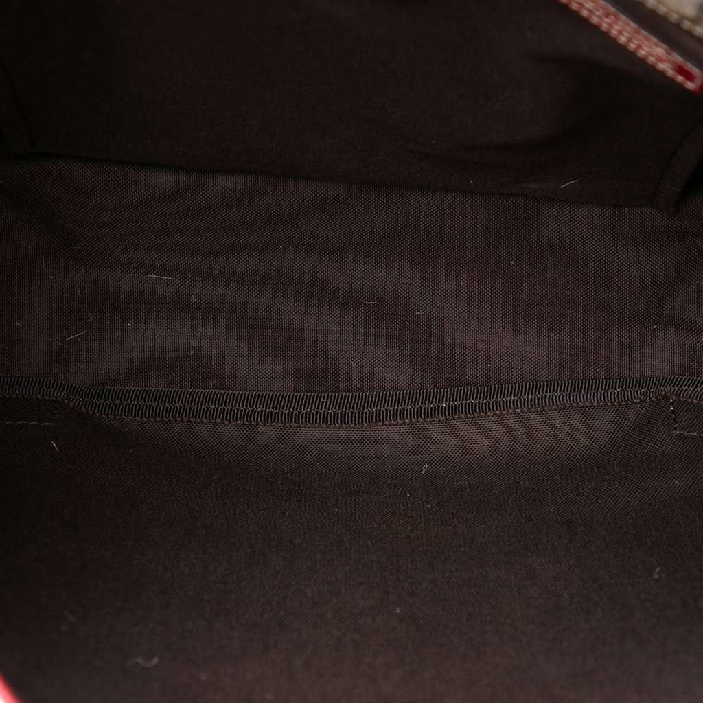 Gucci GG Supreme Web Crossbody Beige Very good - Model View