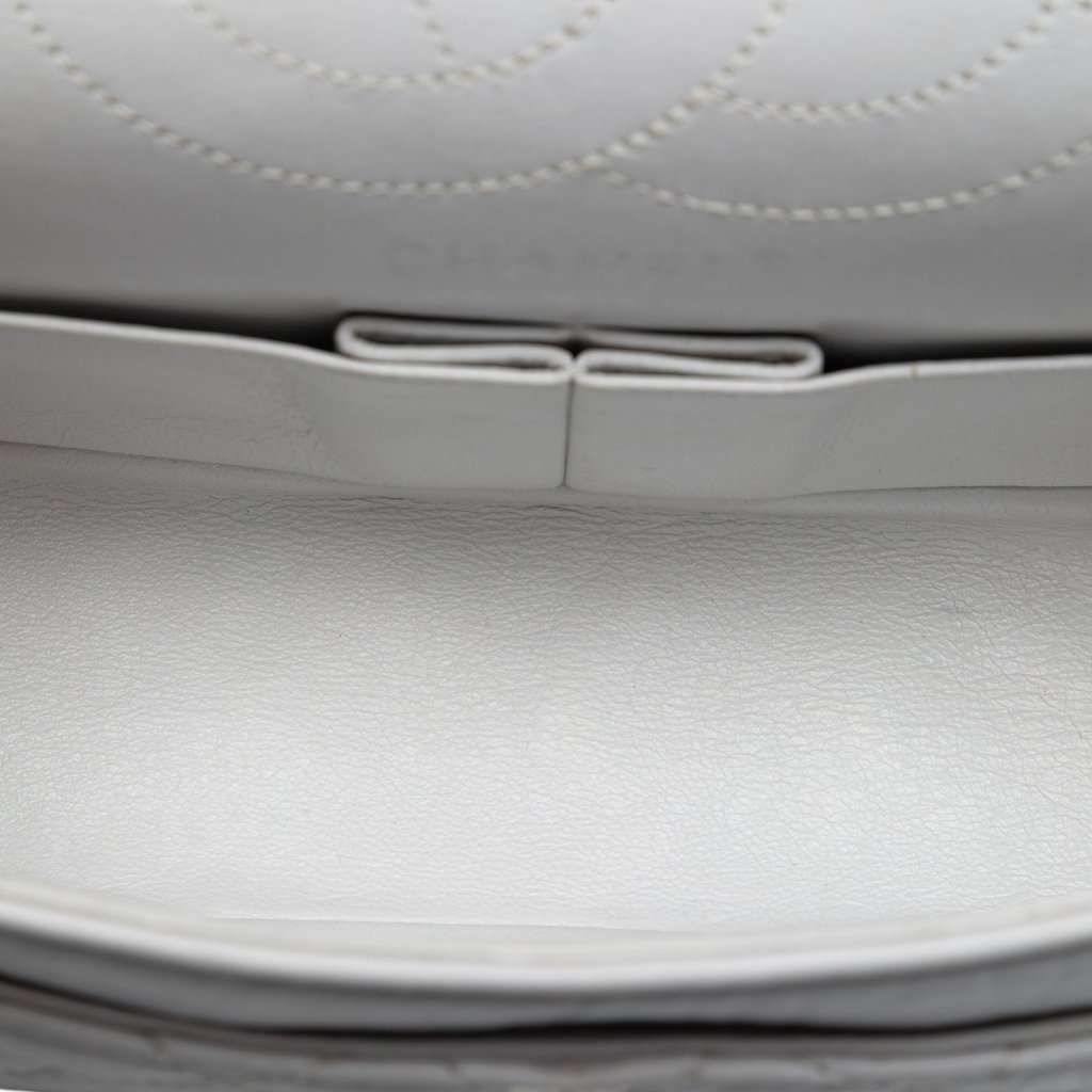Chanel Quilted Aged Calfskin Reissue 2.55 Double Flap 225 White Leather Very good condition - Model View
