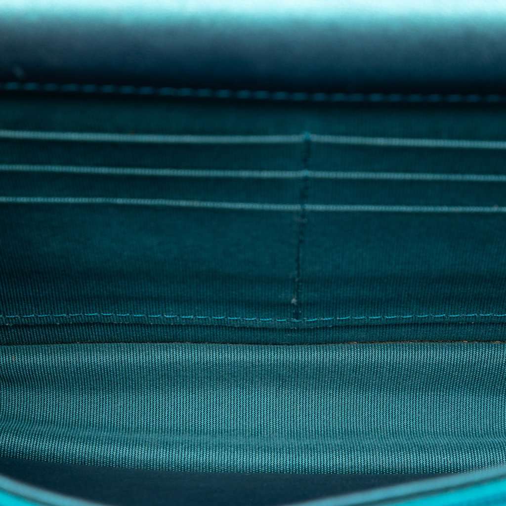 Chanel CC Quilted Metallic Lambskin Wallet On Chain Blue Leather Very good condition - Model View