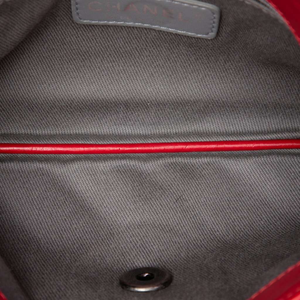Chanel CC Quilted Lambskin Embossed LAX Single Flap Red Leather Very good condition - Model View