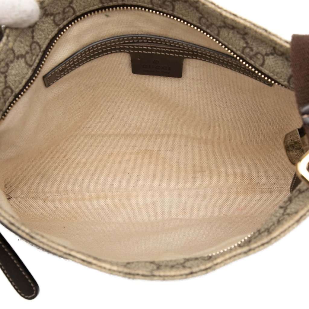 Gucci GG Supreme Crossbody Beige Very good - Model View