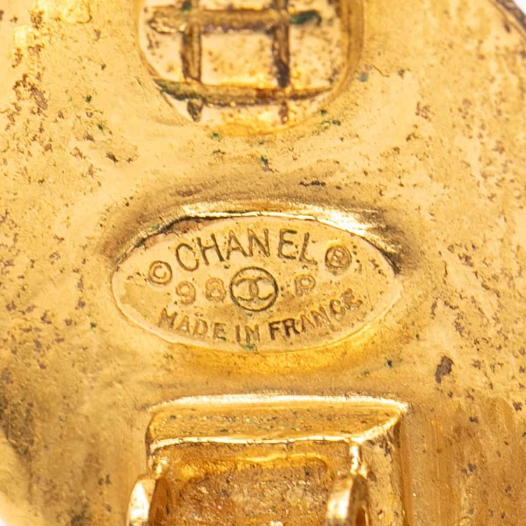 Chanel CC Gold Plated Round Clip On Earrings Gold Metal Very good condition - Inside View