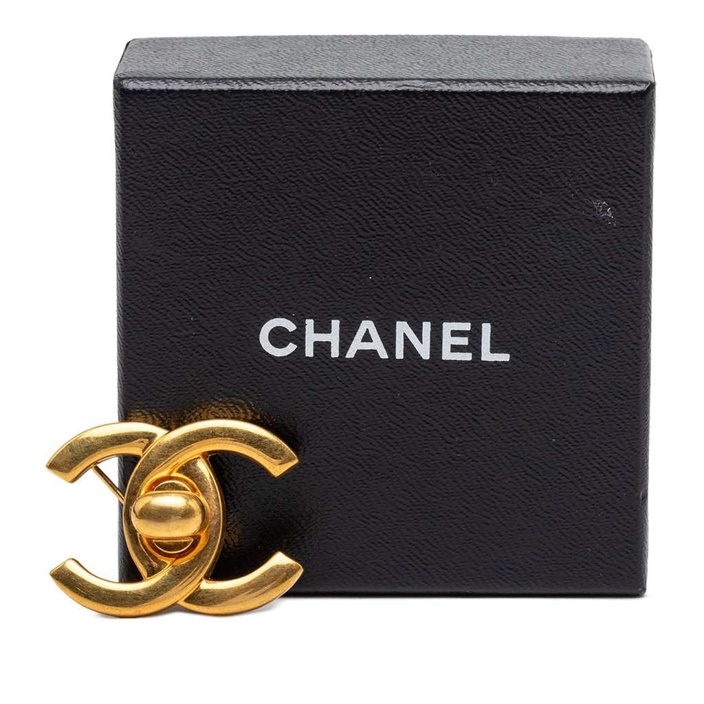 Chanel CC Gold Plated Turn Lock Brooch Gold Metal Very good condition - Model View