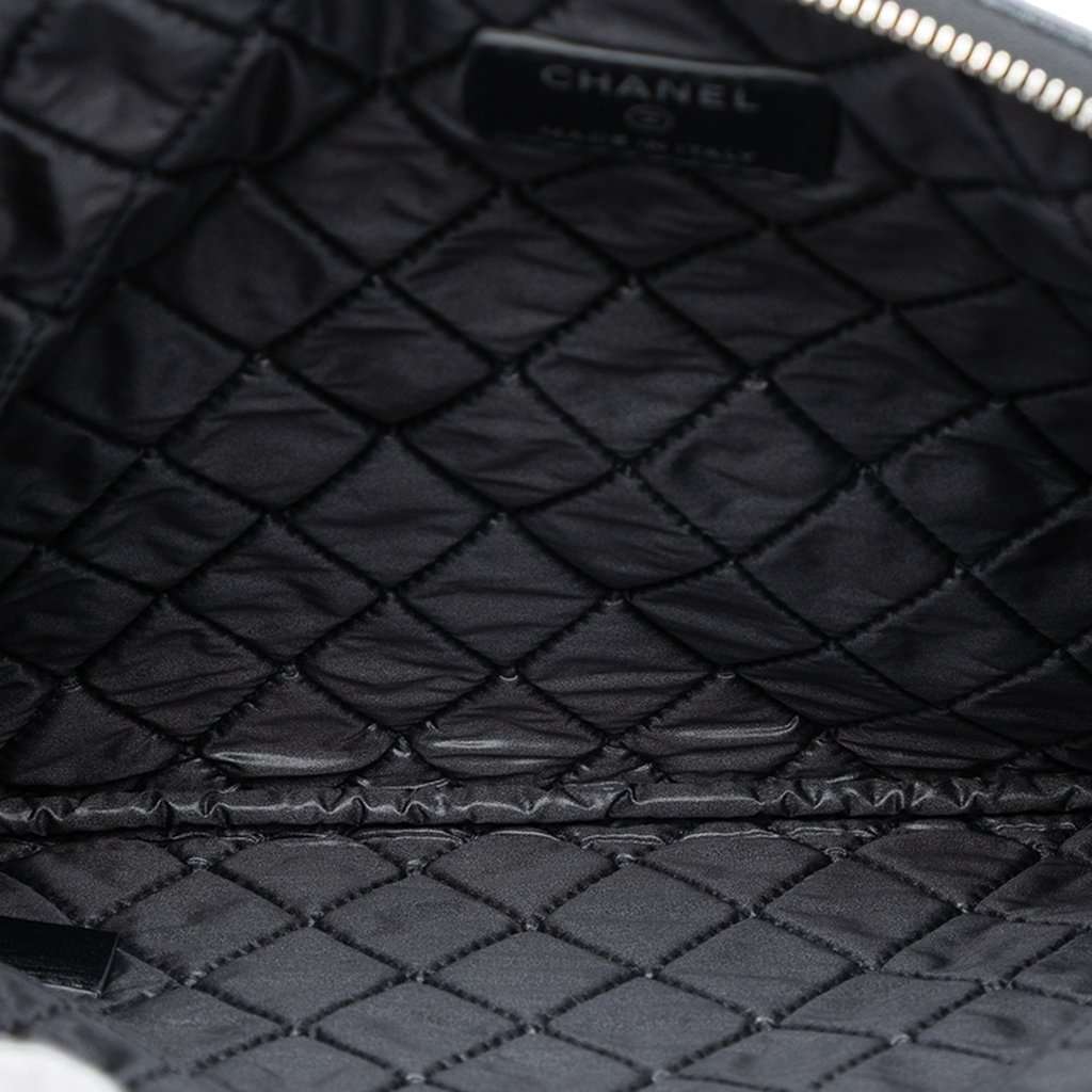 Chanel Medium CC Quilted Caviar O Case Clutch Black Leather Very good condition - Model View