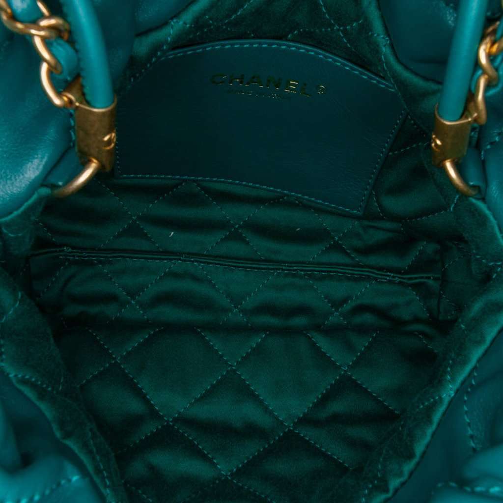 Chanel Mini Shiny Calfskin 22 Handbag Green Leather Very good condition - Model View