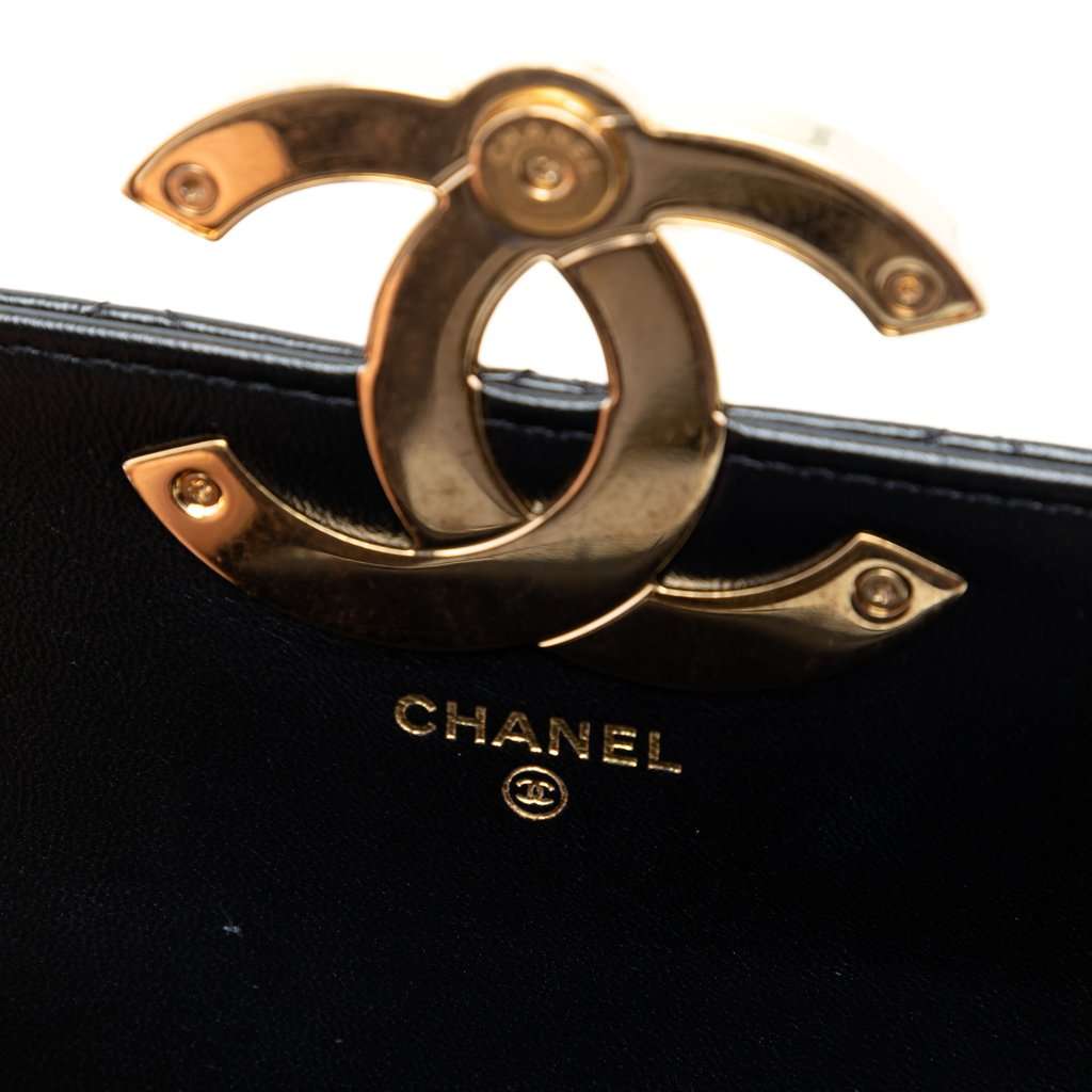 Chanel Quilted Lambskin Giant CC Flap Phone Holder with Chain Black Leather Very good condition - Box View