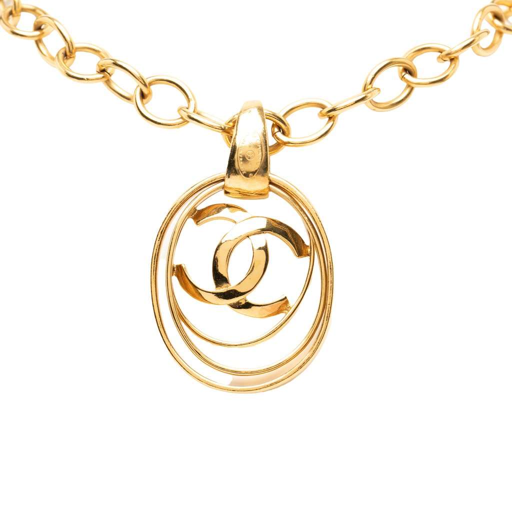 Chanel CC Gold Plated Oval Pendant Necklace Gold Metal Very good condition - Front View