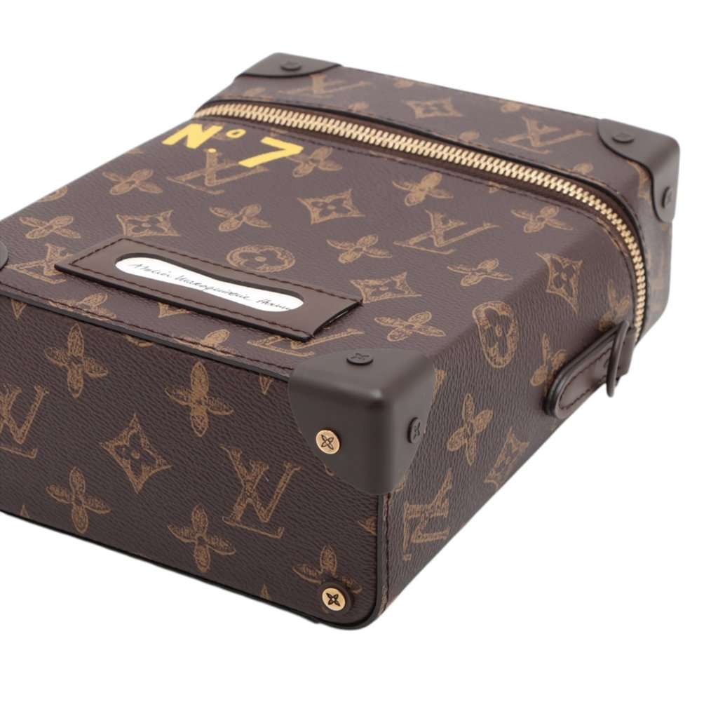 Louis Vuitton Monogram No7 Vertical Box Trunk Brown Very good condition - Model View