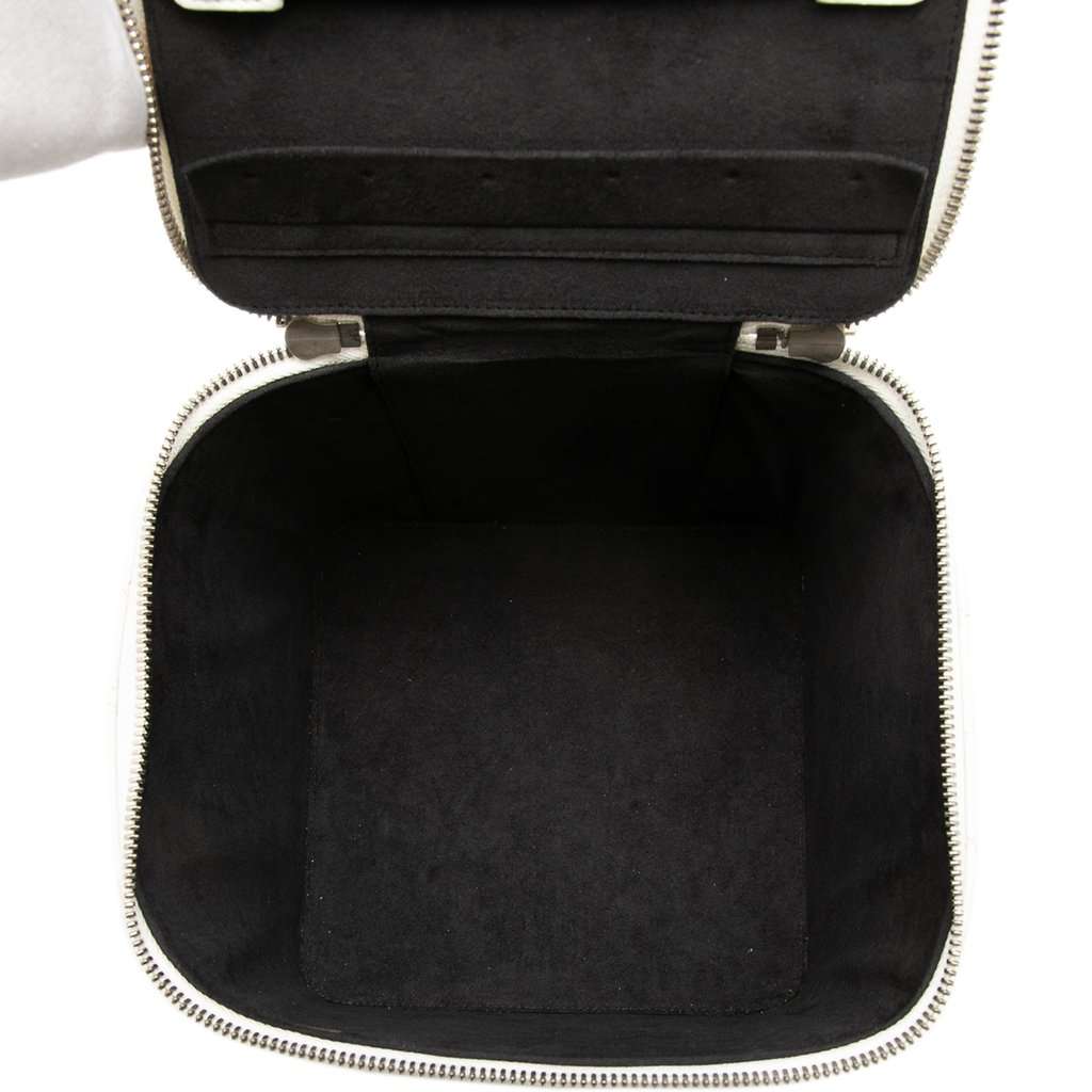 Chanel Large Quilted Lambskin Top Handle Jewelry Box With Chain White Leather Very good - Model View