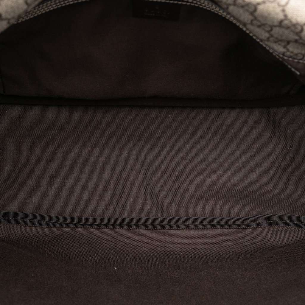 Gucci GG Supreme Messenger Bag Beige Very good condition - Model View