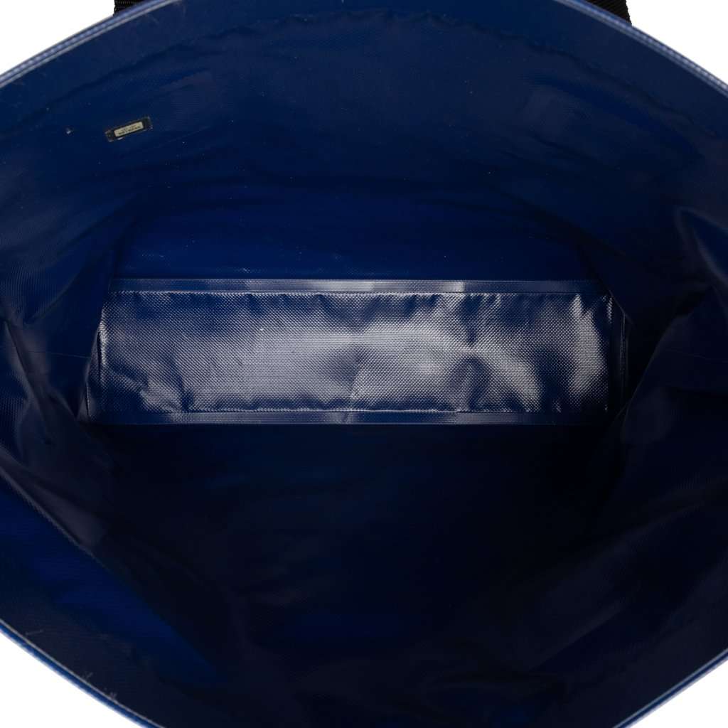 Chanel CC Vinyl Tote Blue Plastic Very good condition - Model View