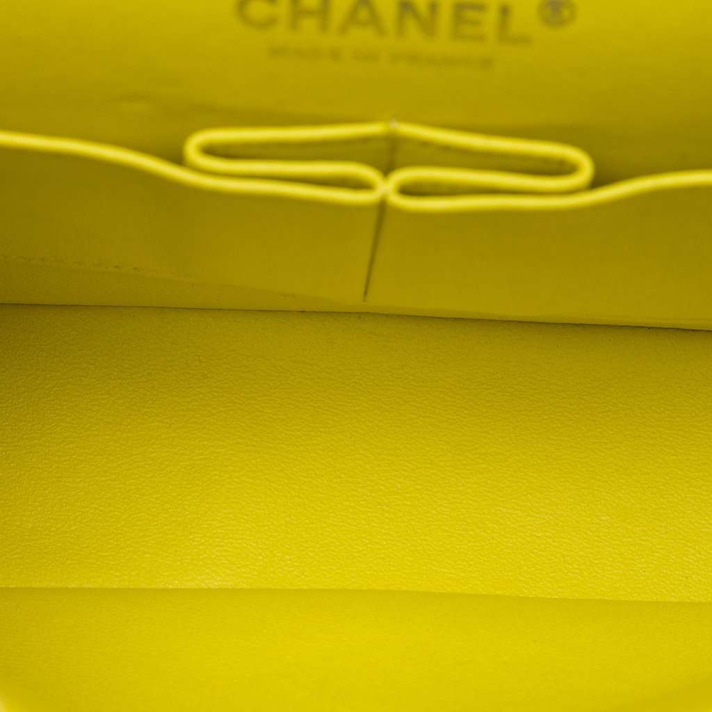 Chanel Medium Classic Velvet Double Flap Yellow Very good condition - Model View