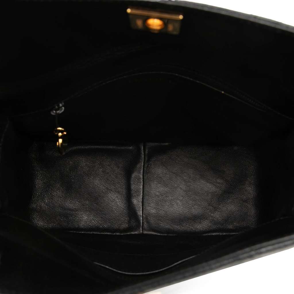 Chanel CC Quilted Caviar Carved Buckle Box Bag Black Leather Very good condition - Model View