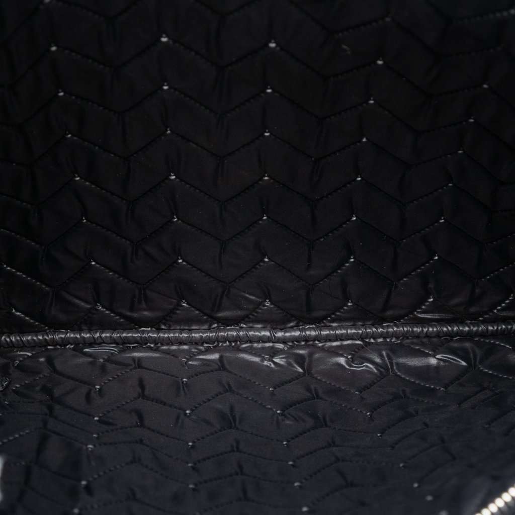 Chanel Large Chevron Caviar O Case Clutch Black Leather Very good condition - Model View