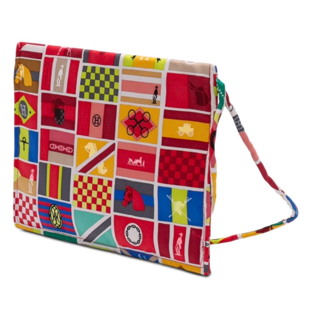 Hermès Hermes en Voyage Silk Pouch Red Very good - Back View