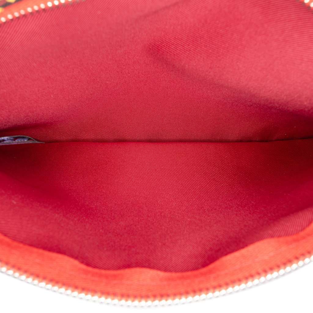 Hermès Hermes en Voyage Silk Pouch Red Very good - Model View