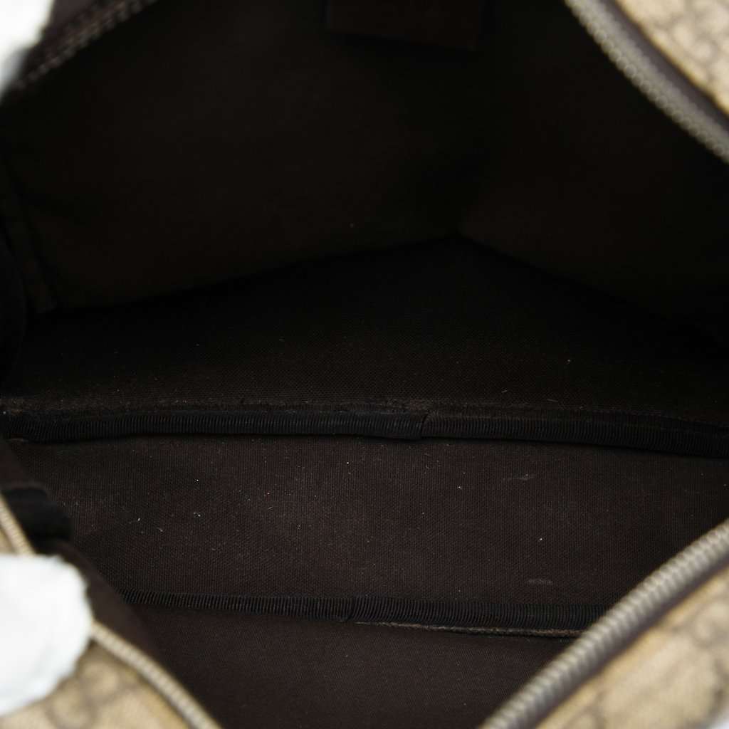 Gucci GG Supreme Crossbody Beige Very good - Model View